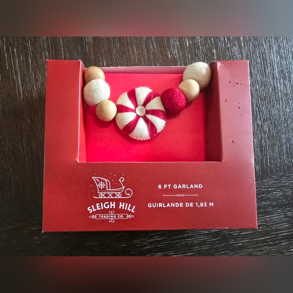 Other - NWT Sleigh Hill Red and White Garland